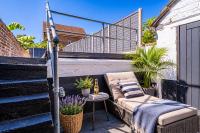 Bold Boutique look - Sleeps 10 - Garden - Parking - Ferienwohnung Allington