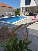 Vila VivaVir with 2x E-Scooter, private Pool & Grill - B&B Vir
