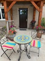 Serene 2-Bedroom Apartment with Private Entrance and Pool Access - B&B Clinton