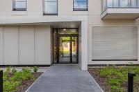 Bright Apartment with Parking & Balcony Close to the Airport by Noclegi Renters - Chambres d'hôtes Varsovie