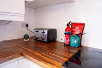 Entire Home , Central location , Free Parking & Wi-Fi - B&B Abbey Wood