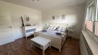 Chambre Lit King-Size avec Douche Accessible en Fauteuil Roulant - Adaptée aux Personnes à Mobilité Réduite
