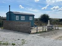 Aurora Shepherds Hut perfect for Stargazing - Bed and Breakfast Carnbrea