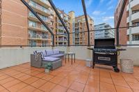 Rockdale Casa Penthouse Style 2BR 2BA Huge Private Terrace Near Train Airport Beach Parking - Chambres d'hôtes Sydney