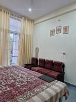 Cozy Balcony Room in Prime Vrindavan - Ferienwohnung Vrindāvan