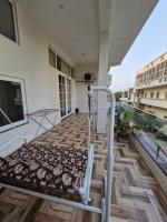 Cozy Balcony Room in Prime Vrindavan - Bed and Breakfast Vrindāvan