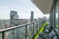Premier Sub-Penthouse w Panoramic Views N Parking - Chambres d'hôtes Toronto