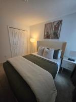 Chic Modern Retreat Private Bedroom in Modern Home - B&B Jacksonville