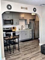 Spacious 2BR Condo, Steps to Downtown Gilbert, King Bed & Laundry - B&B Gilbert