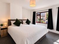 Comfortable 2 bedroom House Private Van Parking Fast WiFi Garden and Patio - B&B Huddersfield
