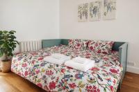 West Central London, Entire House Sleeps 9 with Parking - B&B London