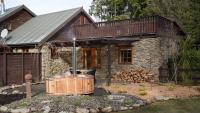 Wood-Fired Spa Garden Courtyard Escape - B&B Wanaka