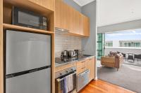 Central Studio with Sky Tower Views Zodiak Stays - B&B Auckland