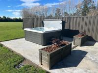 Farmstay Escape with pet farm animals and a spa - B&B Papamoa