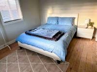 Front Country getaway in the centre of town, front - B&B Blayney