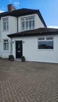 Large spacious home, great location, near transport links - B&B Rogerstone