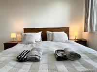 Spacious Penthouse Near The O2 Arena - Private Balcony - Modern & Bright - B&B London