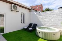 Traditional Townhouse with Jacuzzi by HostWise - Chambres d'hôtes Porto