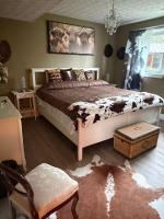 Serene 2-Bedroom Apartment with Private Entrance and Pool Access - B&B Clinton