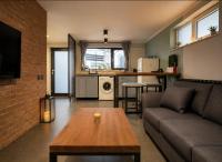 Retro Retreat - 1 Bedroom Apartment for 2, Kitchenette, Free Street Parking & Self Check-in - B&B Cluj-Napoca
