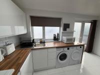 Heathrow Family Apartment with Secure Parking - B&B Hayes