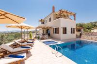 Family Villa Katifes w/Private Pool, BBQ area and Sea View - Chambres d'hôtes Kyriánna