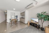 Stylish Riverside Haven with Parking Gym & Pool - B&B Brisbane