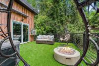 Rooftop Hot tub Pickleball Pool table - Bed and Breakfast Gatlinburg