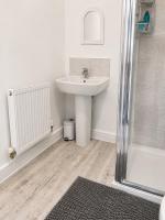 Elegant Double Room with Private En-Suite - B&B Bicester