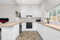 Modern 3 Bedroom house, short walk to train station and town centre, close to Manchester Airport and PLouise - Chambres d'hôtes Stockport