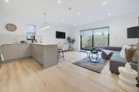 City Escape 2BR with Terrace & Private Driveway- Ground Floor- Easy City Centre Access - Family Welcome - B&B Cardiff