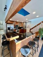 The Spruce Cape Collective - 5 Bed - House with Fireplace - B&B Kodiak