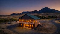 The Yellowstone- Soak in Panoramic Views, Wapiti Cabin, Dogs OK - Bed and Breakfast Cody