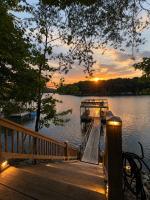 Lakefront Luxury, Dock, Hot Tub, Games and Theater - B&B Gainesville