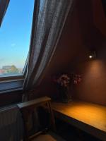 Habitación con cama grande y vistas al jardín