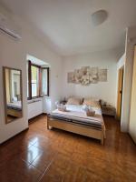 Lily Loggiadeifiori with private Patio near station, bus and swiss boarder - B&B Como