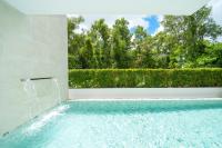 Brand new 4-bedroom villa with a high-ceiling living room, modern smart home, and private pool - B&B Ban Na Kok