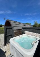 Pond View Pod 3 With Private Hot Tub -Fife - Loch Leven - Lomond Hills - Chambres d'hôtes Kelty
