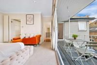 LUXURY Knightsbridge Family Hideaway 4BR for 11 with Balcony, Patio & Gated Parking Access - B&B Londra