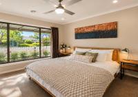 Spacious Luxury 3BR Family Retreat Sleeps 6 BBQ - B&B Ballarat