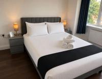 New 6 Bed- 4 Bath Home Near Luton Airport - B&B Luton