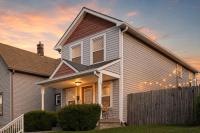 Capitol House - 3 Bed 1 Full and 1 Half Bath, Pet Friendly with Hot Tub walk to Lucas Oil Stadium - Chambres d'hôtes Indianapolis