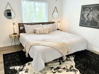 Pet Friendly Stay Vulcans Hideout B1 King Bed - B&B Birmingham
