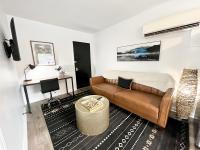 Pet Friendly Stay Vulcans Hideout B1 King Bed - B&B Birmingham