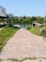 Riverside Lodge, with Hot tub on The River Severn - B&B Tirley