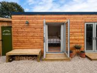 Luxury Larch Cabin with air con firepit BBQ - Bed and Breakfast Bradford on Avon