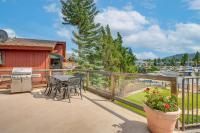 Dock + Hot Tub! Waterfront Lake Tahoe Getaway - B&B South Lake Tahoe