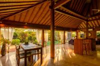 Villa Lucky - 2BR Wooden Joglo - Heart of Canggu - Chambres d'hôtes Canggu