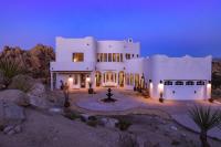 Casa Blanca by Fieldtrip - Boulder Estate with Hot Tub Soaking Pool Outdoor Shower - Chambres d'hôtes Yucca Valley