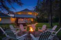 The Goat and Cherry- Cozy Retreat, Hot Tub, Fire Pit, Arcade Fun & Dogs! - B&B Sister Bay